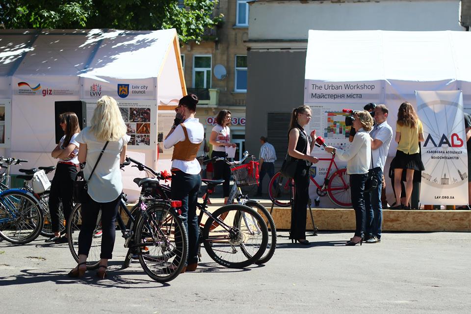 V Всельвівський жіночий велопарад у діловому стилі